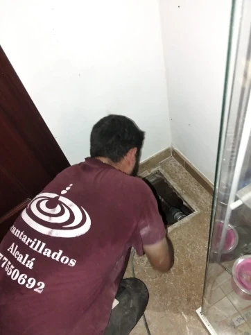 Desatasco de tubería principal en comunidad de vecinos